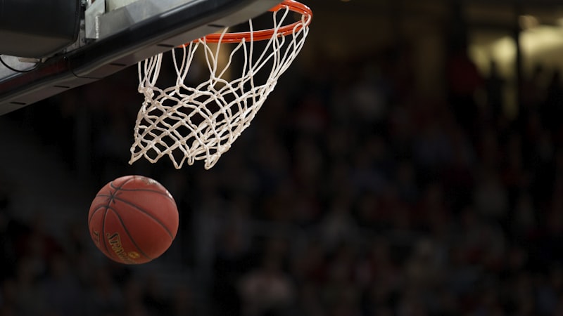 NBA季后赛湖人队与勇士队比赛的高清直播画面，球员正在执行关键进攻